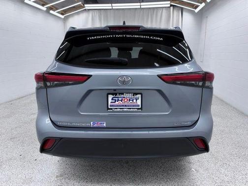 Moon Dust 2023 Toyota Highlander LE