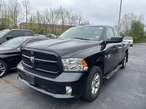 Brilliant Black Crystal Pearlcoat 2019 RAM 1500 Classic Express