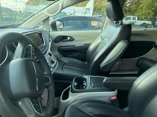 2023 Chrysler Pacifica Touring-L