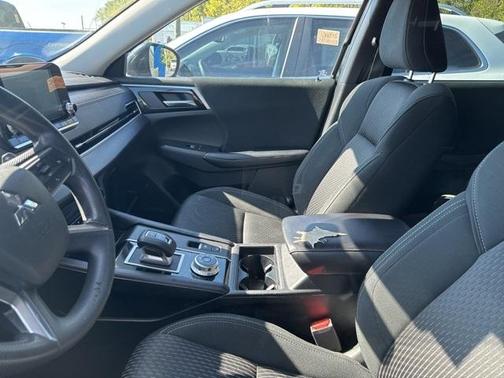 2022 Mitsubishi Outlander ES