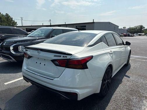White 2022 Nissan Altima 2.5 SR
