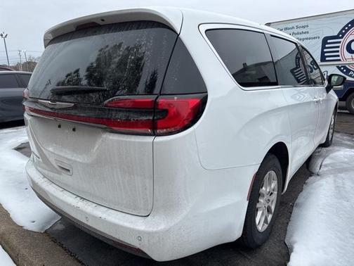 2024 Chrysler Pacifica Touring-L