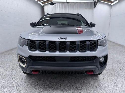 Silver Zynith 2025 Jeep Compass Trailhawk