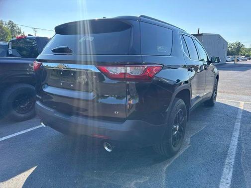 Mosaic Black Metallic 2021 Chevrolet Traverse LT Cloth