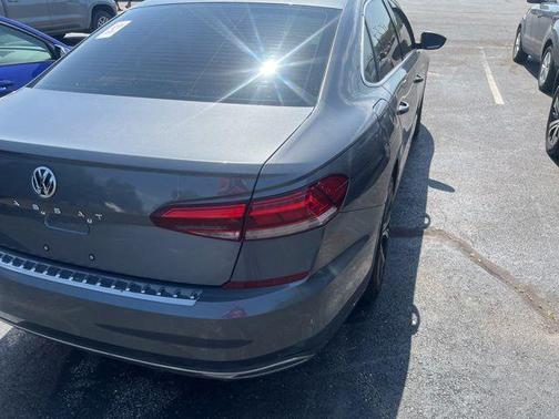 Platinum Gray Metallic 2021 Volkswagen Passat 2.0T SE