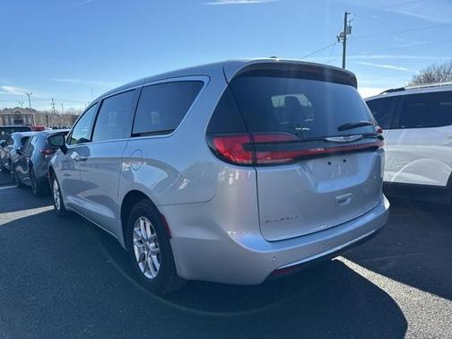 2024 Chrysler Pacifica Touring-L