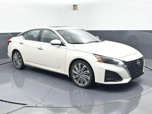 Pearl White Tricoat 2025 Nissan Altima 2.5 SL