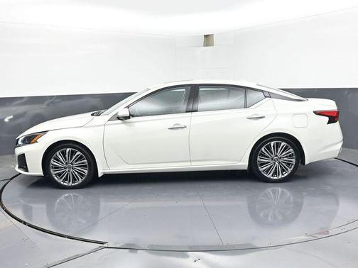 Pearl White Tricoat 2025 Nissan Altima 2.5 SL