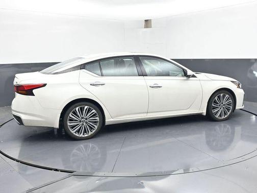 Pearl White Tricoat 2025 Nissan Altima 2.5 SL