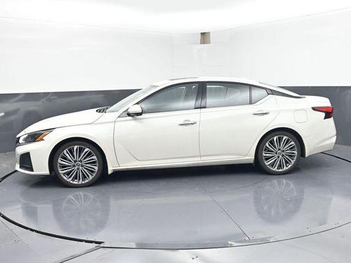 Pearl White Tricoat 2025 Nissan Altima 2.5 SL