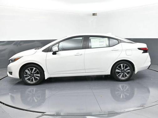 Aspen White Tricoat 2025 Nissan Versa 1.6 SV