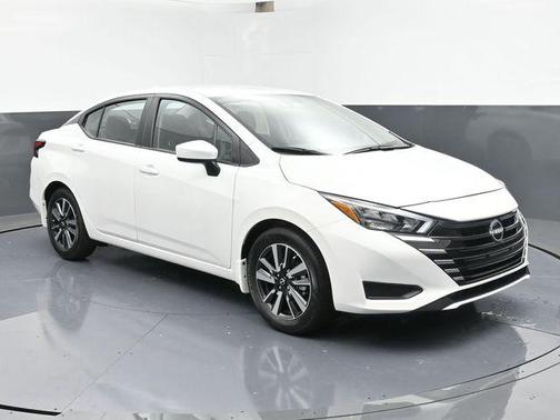 Aspen White Tricoat 2025 Nissan Versa 1.6 SV
