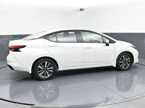 Aspen White Tricoat 2025 Nissan Versa 1.6 SV
