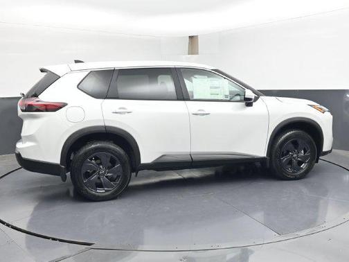 Everest White Pearl Tricoat 2027 Nissan Rogue SV