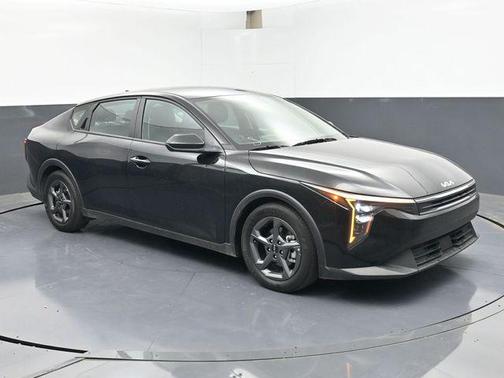 Aurora Black Pearl 2025 Kia K4 LXS