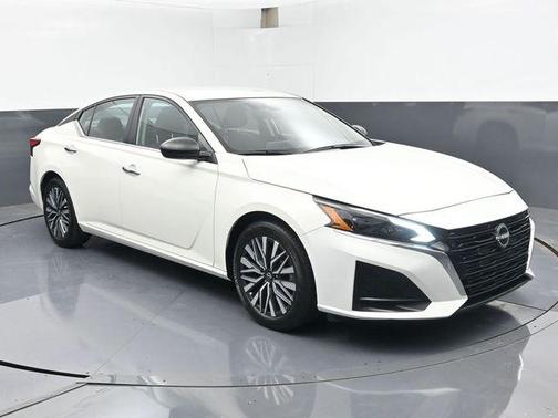 Glacier White 2025 Nissan Altima 2.5 SV