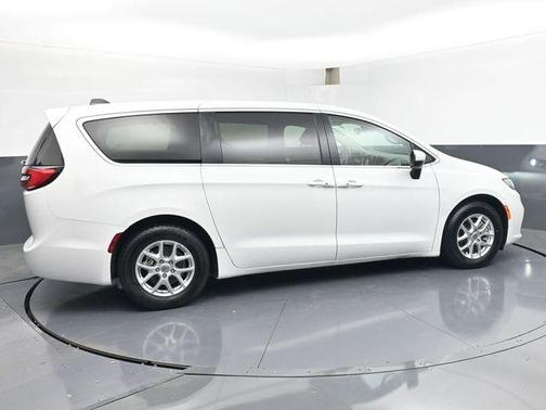 Bright White Clearcoat 2023 Chrysler Pacifica Touring L