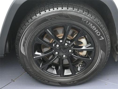 Bright White Clearcoat 2023 Jeep Cherokee Altitude