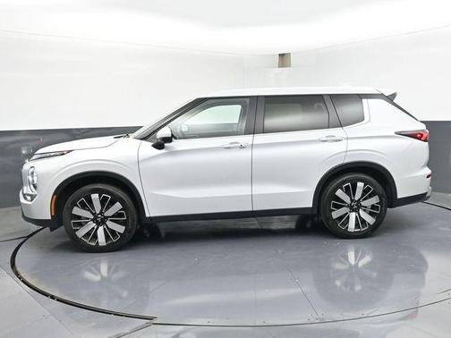 White Diamond 2025 Mitsubishi Outlander SE 2.5 2WD