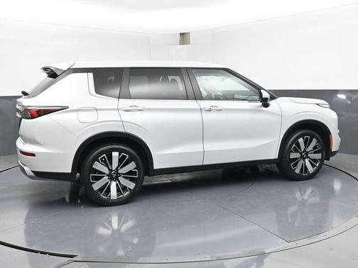 White Diamond 2025 Mitsubishi Outlander SE 2.5 2WD