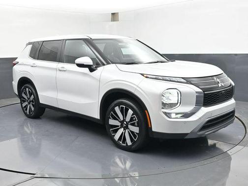 White Diamond 2025 Mitsubishi Outlander SE 2.5 2WD