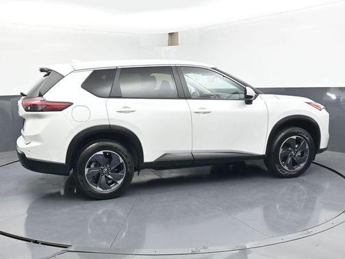 Everest White Pearl 2024 Nissan Rogue SV