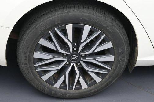 Pearl White Tricoat 2024 Nissan Altima 2.5 SV