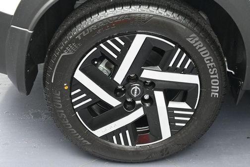 Aspen White/Super Black 2026 Nissan Kicks SV