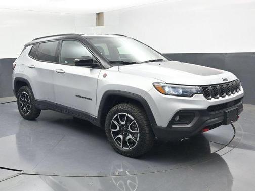 Silver Zynith Metallic Clearcoat 2025 Jeep Compass Trailhawk