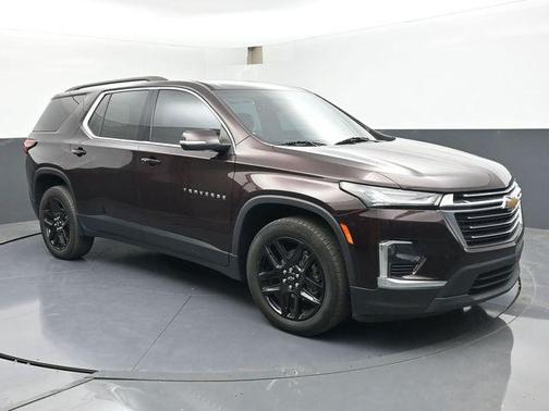 Black Cherry Metallic 2022 Chevrolet Traverse LT Cloth