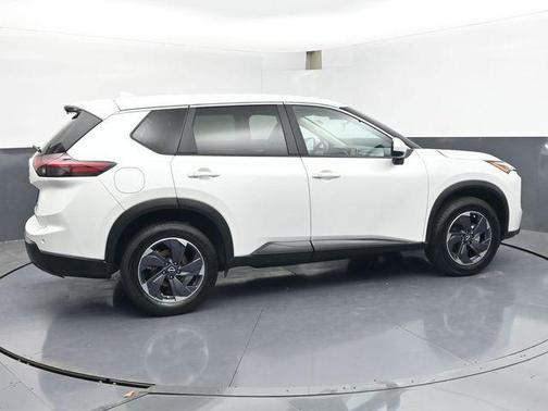 Everest White Pearl 2024 Nissan Rogue SV