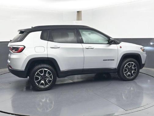 Silver Zynith Metallic Clearcoat 2025 Jeep Compass Trailhawk
