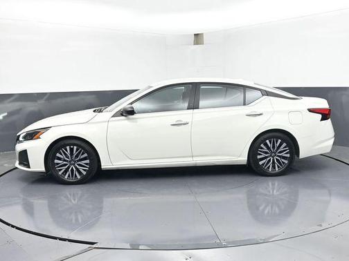 Glacier White 2025 Nissan Altima 2.5 SV