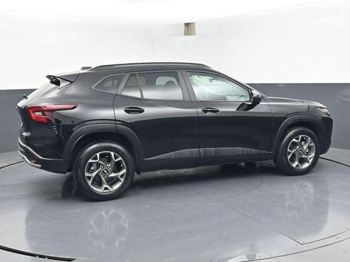 Mosaic Black Metallic 2025 Chevrolet Trax LT