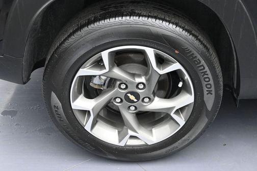Mosaic Black Metallic 2025 Chevrolet Trax LT