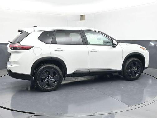 Everest White Pearl Tricoat 2026 Nissan Rogue SV