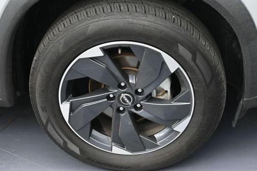 Brilliant Silver Metallic 2024 Nissan Rogue SV