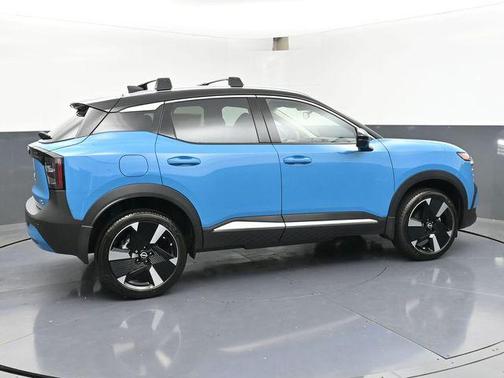 Arctic Ice Blue Metallic/Super Black 2026 Nissan Kicks SR