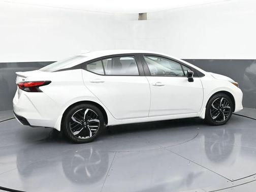 Aspen White Tricoat 2025 Nissan Versa 1.6 S