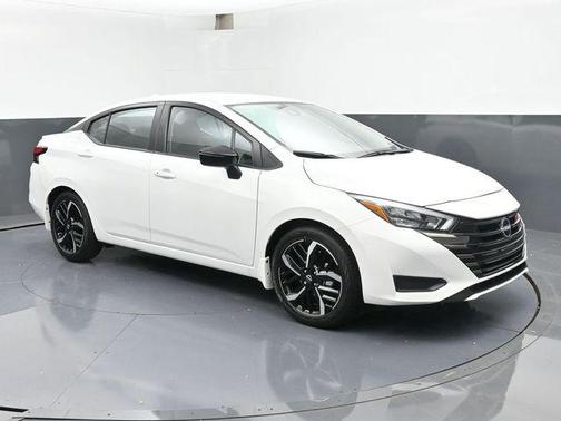 Aspen White Tricoat 2025 Nissan Versa 1.6 S