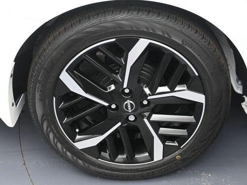Aspen White Tricoat 2025 Nissan Versa 1.6 S