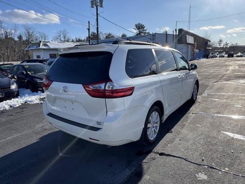 2017 Toyota Sienna XLE