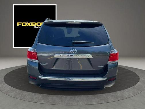 Magnetic Gray Metallic 2011 Toyota Highlander SE