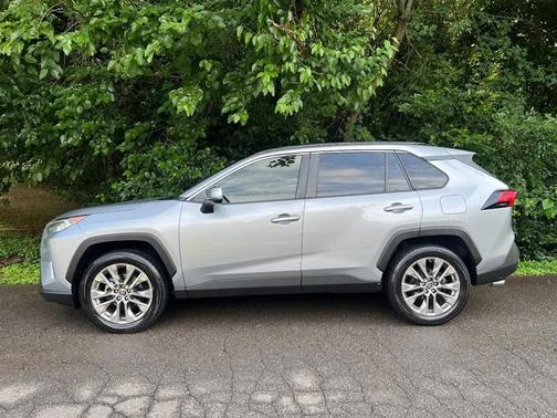 Silver Sky Metallic 2019 Toyota RAV4 XLE Premium