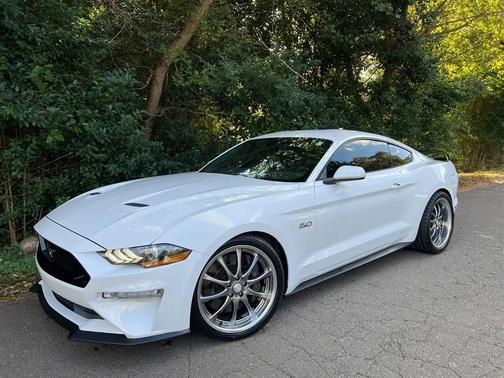 Oxford White 2022 Ford Mustang GT Premium