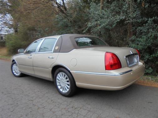 2005 Lincoln Town Car Signature