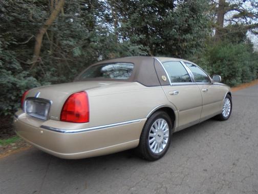 2005 Lincoln Town Car Signature