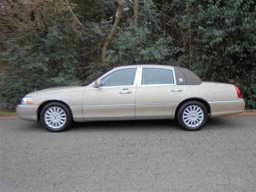 2005 Lincoln Town Car Signature