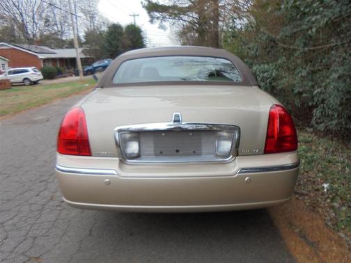 2005 Lincoln Town Car Signature