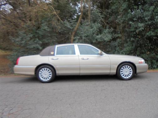 2005 Lincoln Town Car Signature
